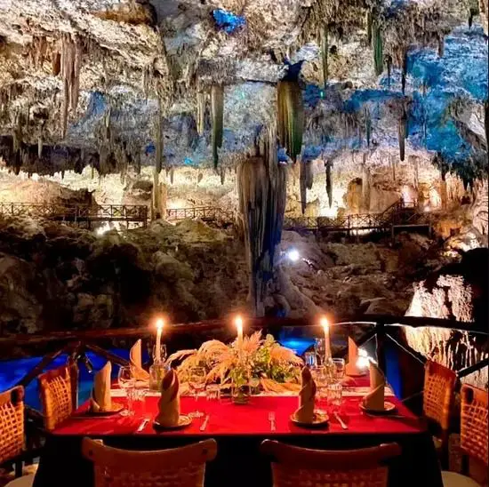 Mesas para una cena dentro de un cenote en Valladolid, Yucatán