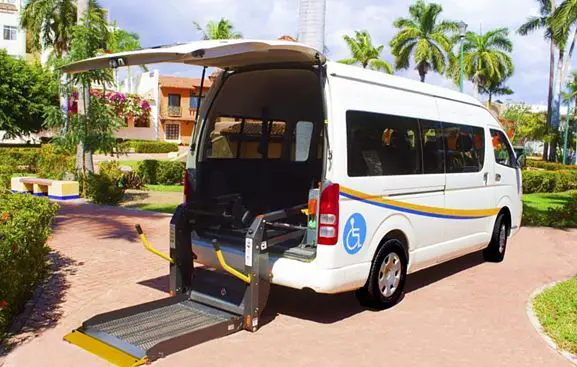 Vehículo habilitado para el turismo de personas con problemas de movilidad.