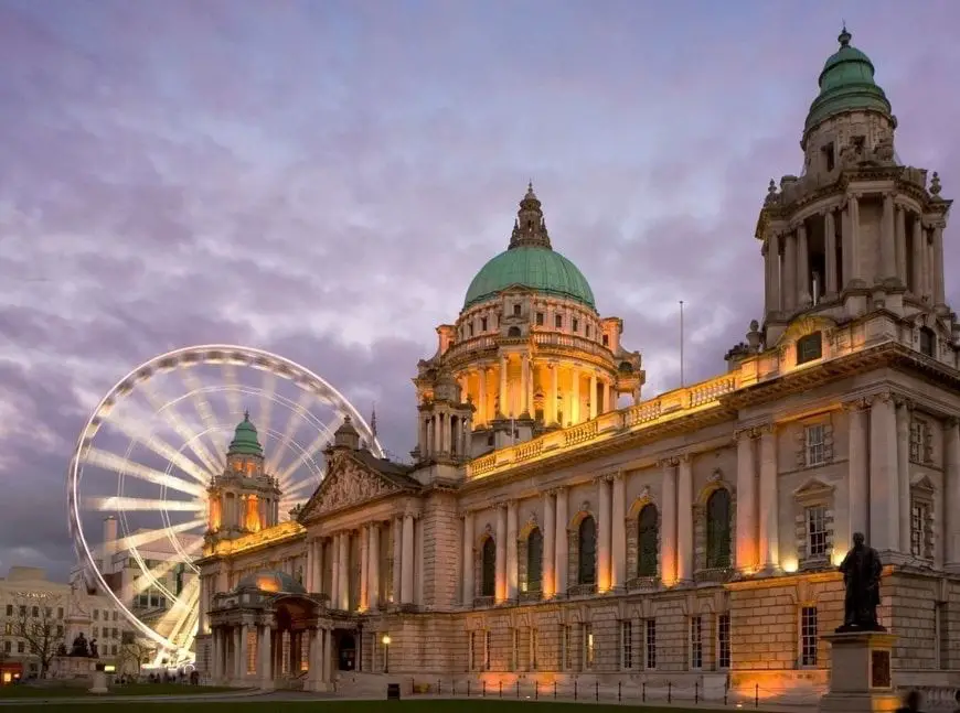 El ojo de Belfast y Belfast City Hall