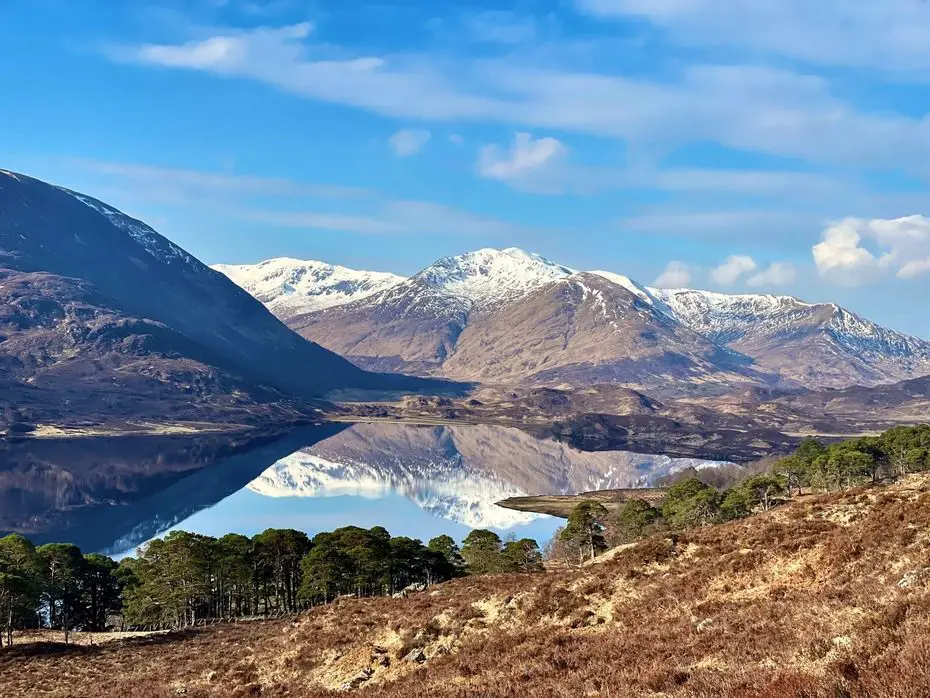 Paisaje montañoso en Inverness en el norte de Escocia