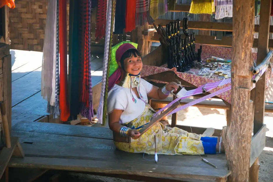 Las mujeres Kayan son famosas por usar anillos que les alargan el cuello, también se les llama mujeres jirafa