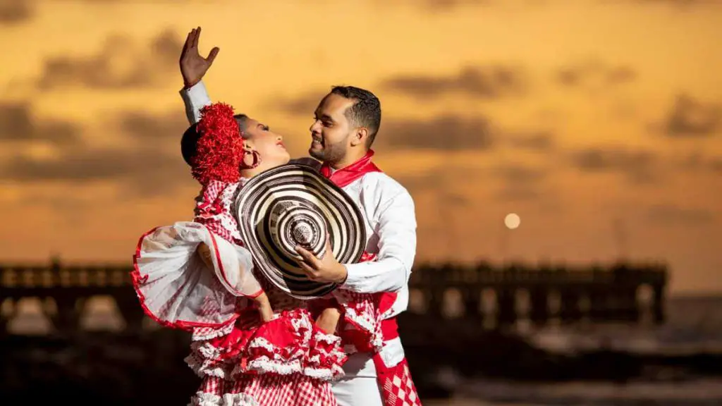 Pareja bailando cumbia en Colombia