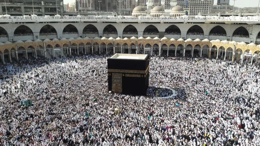 Musulmanes rezando hacia la Kaaba en La Meca