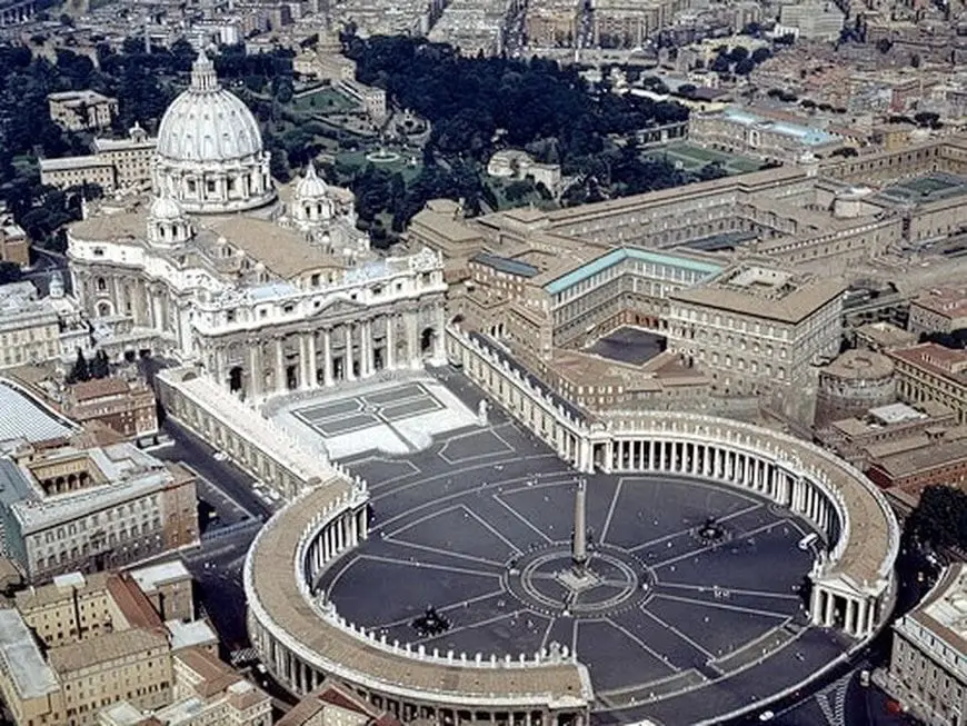 Plaza e iglesia de San Pedro en la Ciudad del Vaticano