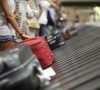 Maletas en la banda de equipaje del aeropuerto