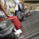 Maletas en la banda de equipaje del aeropuerto