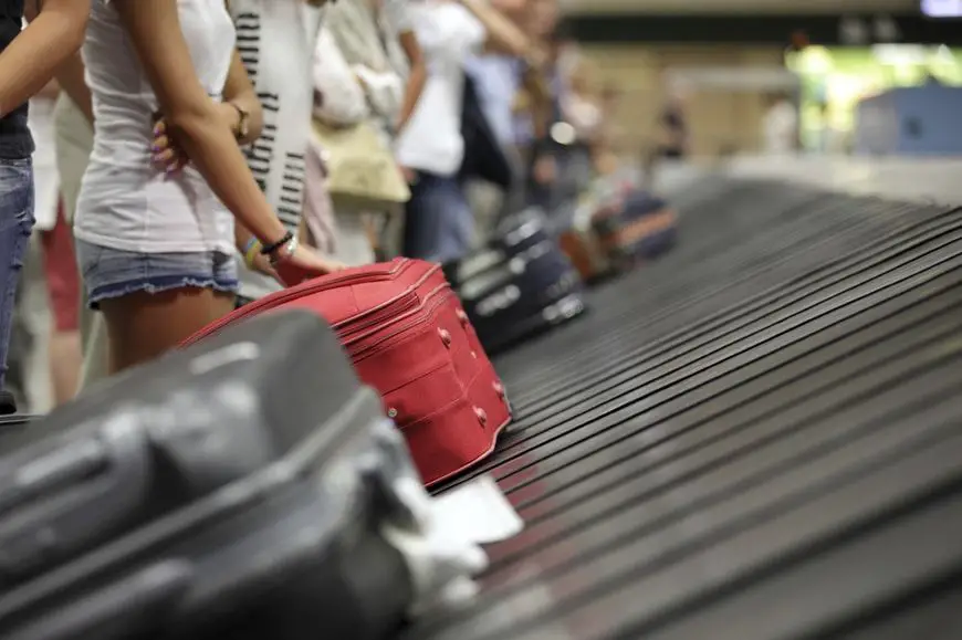 Maletas en la banda de equipaje del aeropuerto