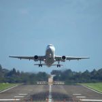 Avión despegando en la pista de un aeropuerto