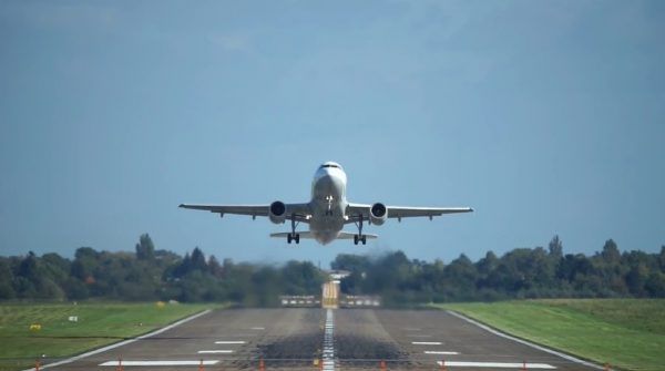 Avión despegando en la pista de un aeropuerto