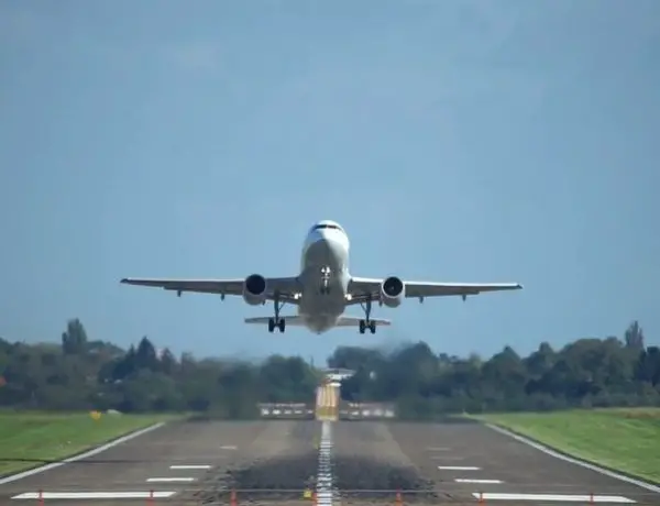 Avión despegando en la pista de un aeropuerto