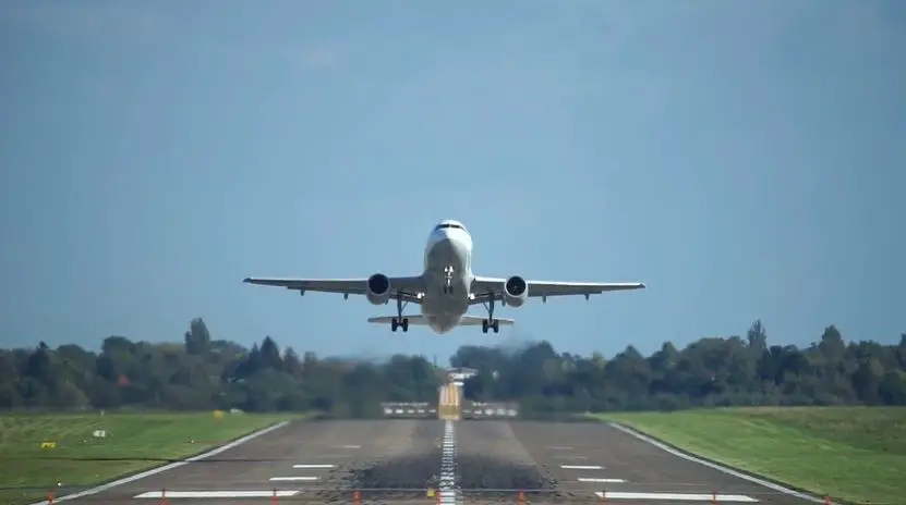 Avión despegando en la pista de un aeropuerto