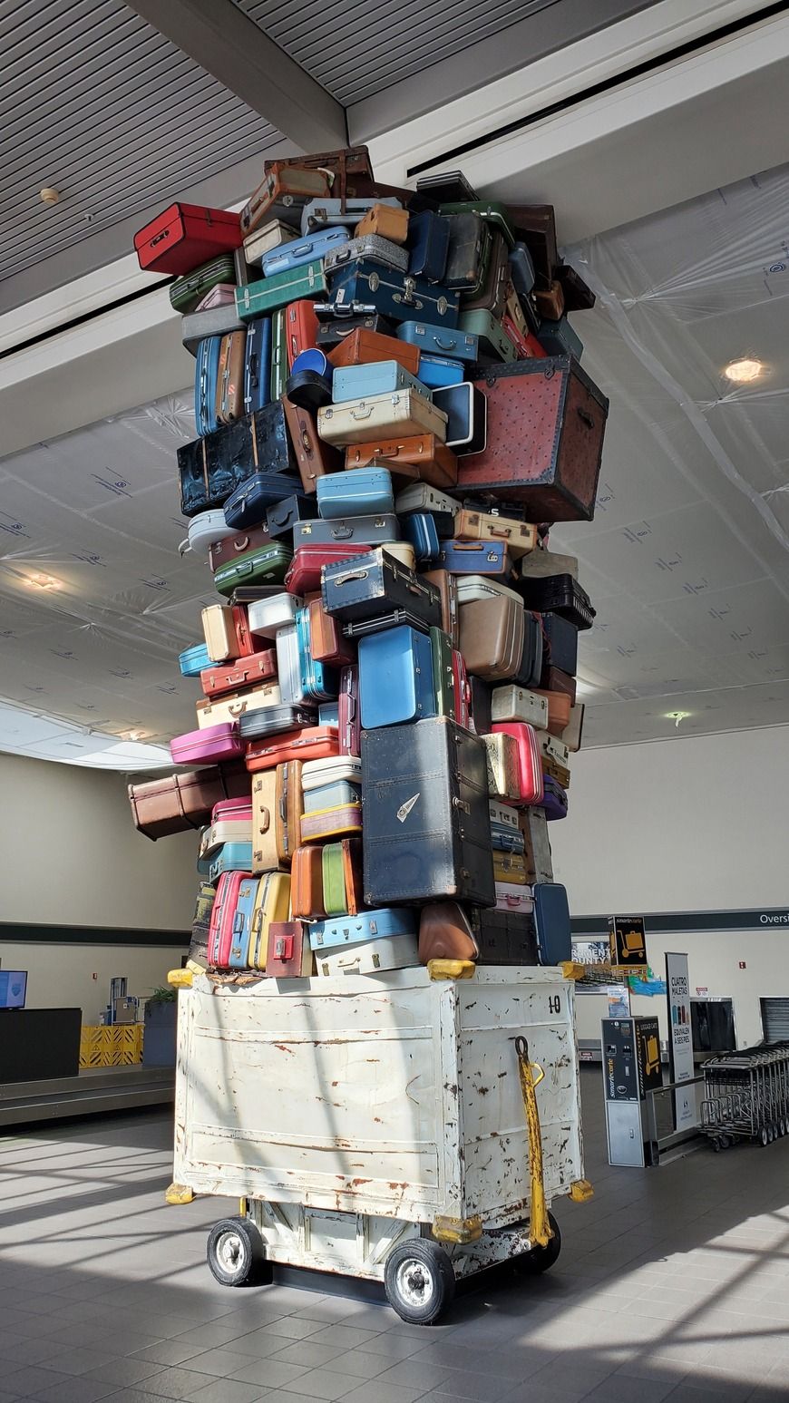 Pila de maletas en un aeropuerto