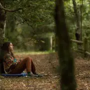 Mujer relajándose en un bosque de la Patagonia