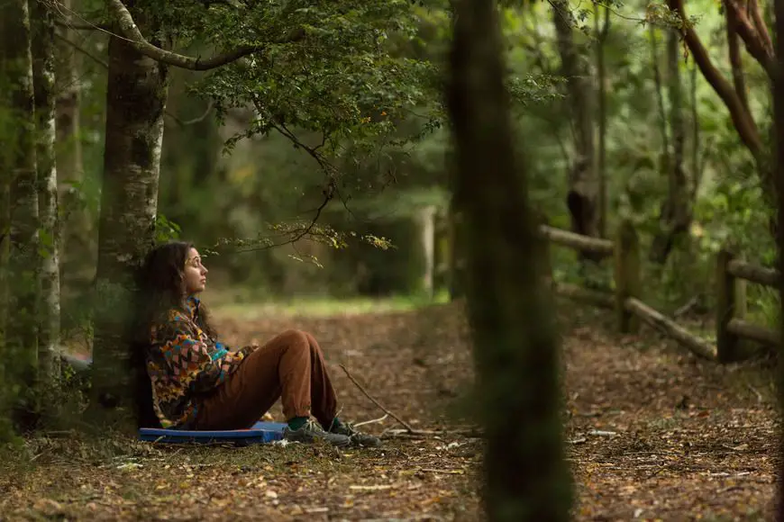 Mujer en un baño de bosque en Chile