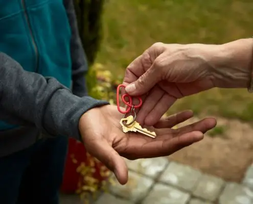 Anfitrión entrega llaves de casa a su huésped en Airbnb