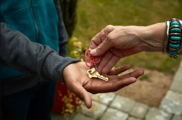 Anfitrión entrega llaves de casa a su huésped en Airbnb