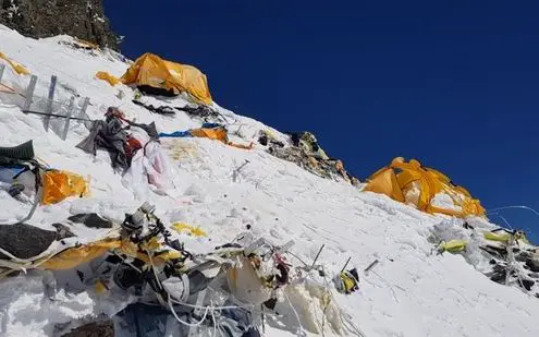 Campamento abandonado el el Everest generando contaminación