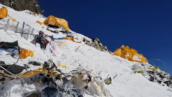 Campamento abandonado el el Everest generando contaminación