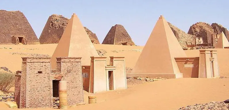 Pirámides nubias de la necrópolis de Meroë