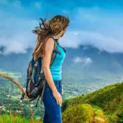 Mujer disfrutando el paisaje desde el cerro India Dormida