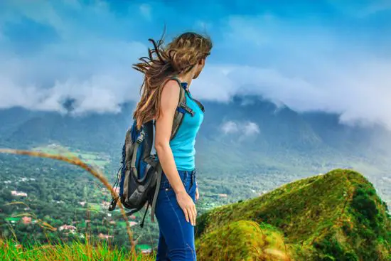 Mujer disfrutando el paisaje desde el cerro India Dormida