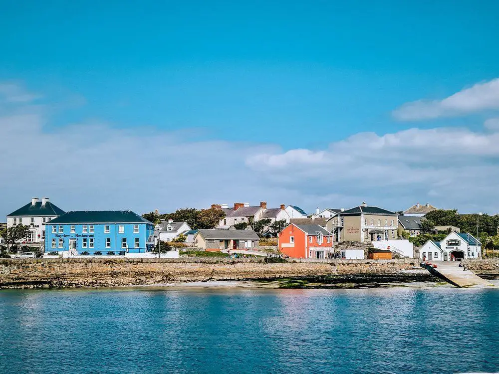 Aldea en la isla de Inishmore vista desde el mar