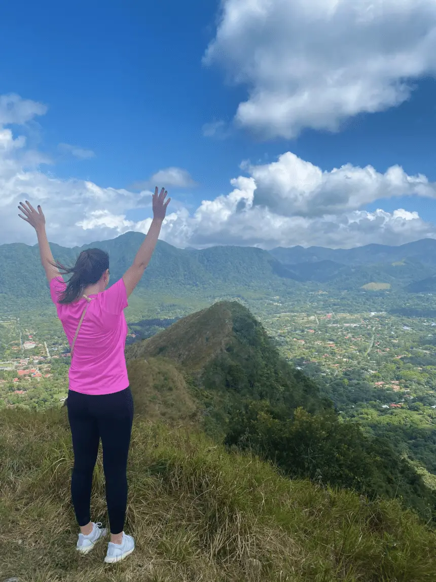 Mujer disfrutando la vista en el Valle de Antón, Panamá