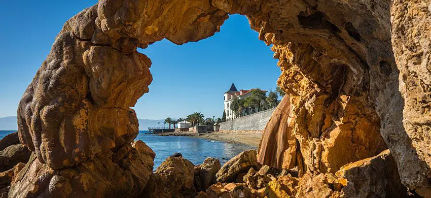 Playa de la isla de Eubea vista a través de una formación rocosa