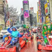 Un seguro de viaje te protege en actividades como el go karting en Japón