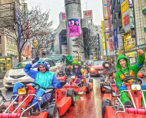 Un seguro de viaje te protege en actividades como el go karting en Japón