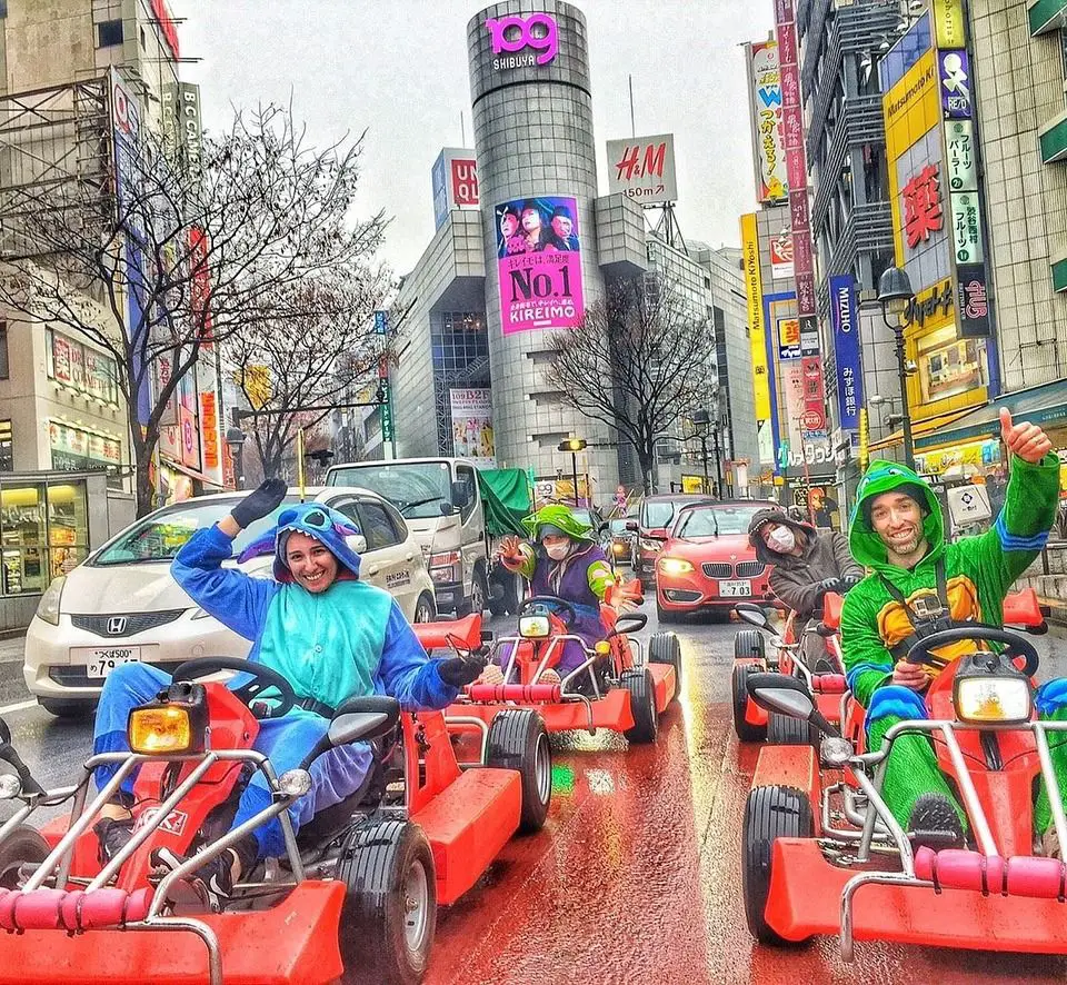 Un seguro de viaje te protege en actividades como el go karting en Japón