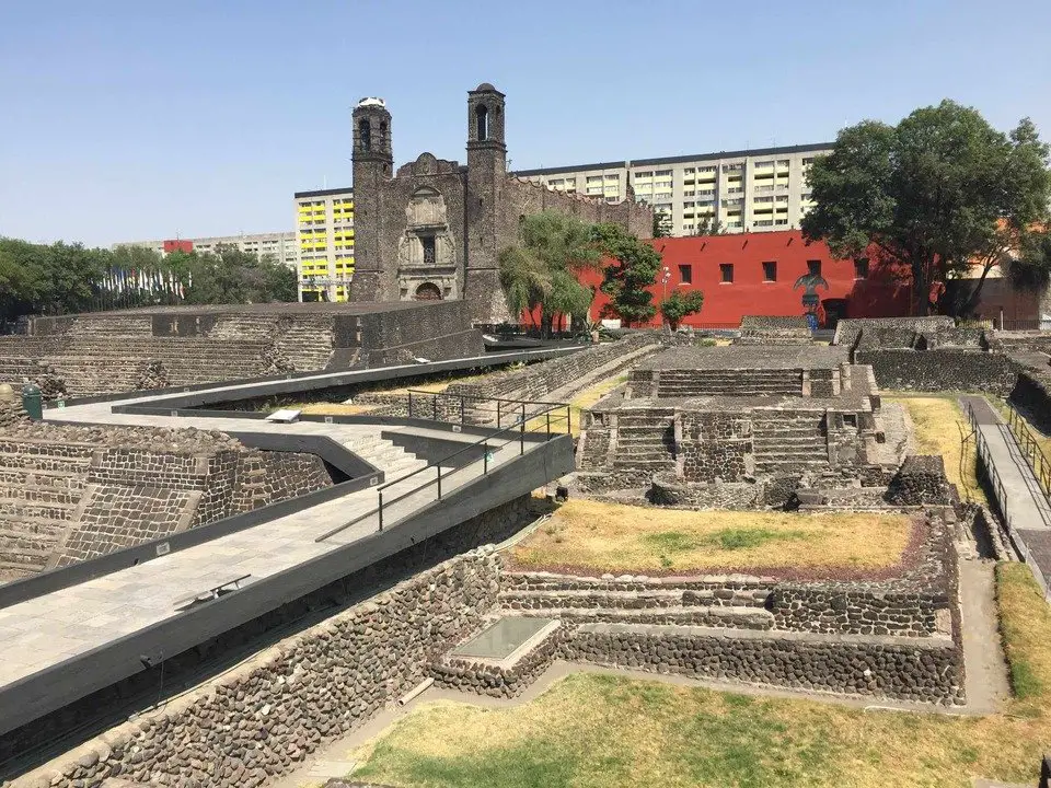 Vista general de la Zona Arqueológica de Tlatelolco con el templo colonial al fondo