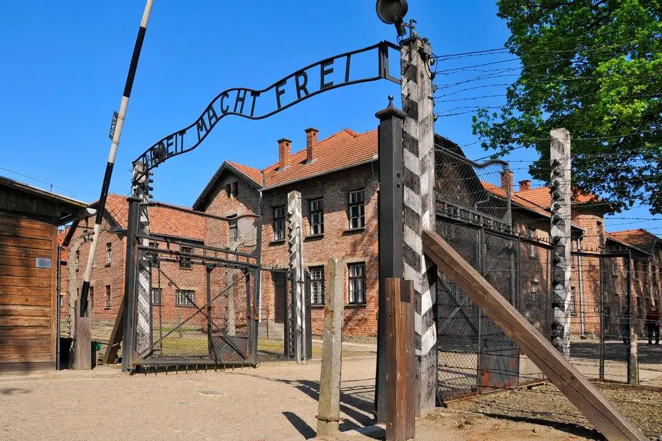 Entrada al campo de exterminio de Auschwitz, donde los nazis asesinaron miles de judios