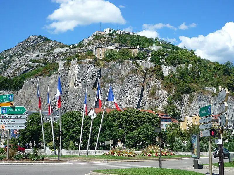 La fortaleza del siglo XIX llamada La Bastilla en la ciudad de Grenoble